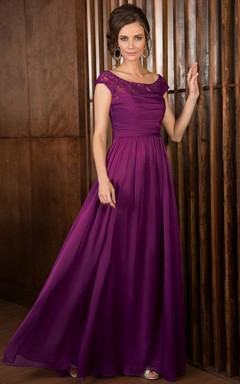 A-Linien-Kleid mit kurzen Ärmeln, bodenlang und V-Ausschnitt am Rücken – perfekt für die Mutter der Braut.