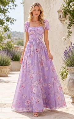 Lavendelfarbenes, bodenlanges Chiffonkleid mit eckigem Ausschnitt, Puffärmeln und Blumenmuster, perfekt für Gartengäste.