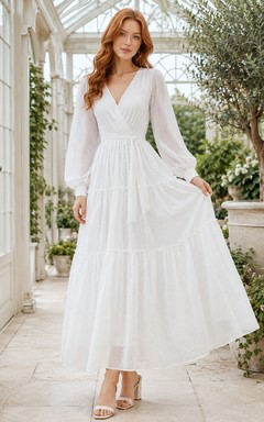 Weißes, langärmeliges Chiffon-Kleid im A-Linien-Schnitt mit V-Ausschnitt, knöchellang und gestuftem Rock im Boho-Stil