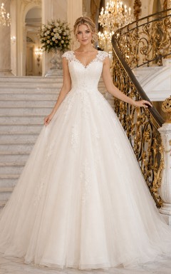 Ballkleid mit kurzen Ärmeln, Spitzenoberteil und Tüll – Brautkleid für den Ballsaal