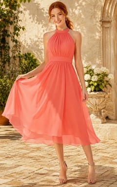Robe cocktail corail en mousseline de soie à col halter, longueur thé, coupe trapèze, style jardin