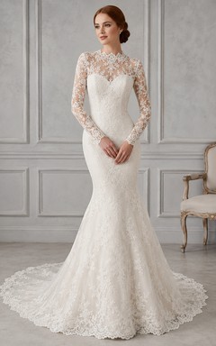 Vestido de novia de corte sirena con cuello alto, encaje ilusión, mangas largas y cola de capilla.