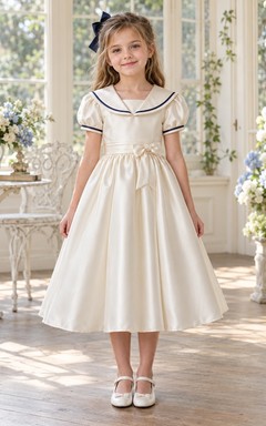Vestido de niña de flores vintage color marfil, corte en A, satén, mangas abullonadas, cuello marinero y ribete azul marino.
