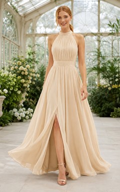 Robe de soirée longue fendue en mousseline champagne, dos nu, sans manches, coupe empire, style trapèze, sans manches.