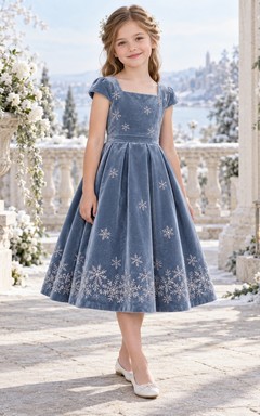 Blaues Samtkleid mit eckigem Ausschnitt, Schneeflockenmuster und kurzen Ärmeln, in Teelänge, Blumenmädchenkleid