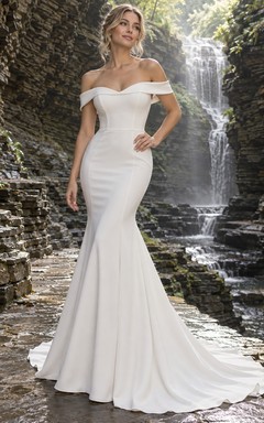 Vestido de novia sencillo de manga corta, estilo sirena, con escote corazón y hombros descubiertos, confeccionado en crepé elástico liso hasta el suelo.