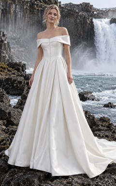 Vestido de gala de satén duquesa con hombros descubiertos, falda plisada y espalda abotonada.