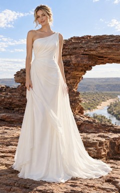 Schlichtes, einseitig schulterfreies, drapiertes Etuikleid mit Schleppe – Brautkleid für die Hochzeit
