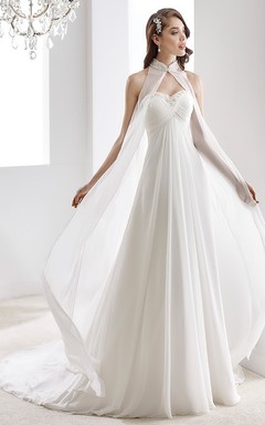 Robe de mariée en mousseline drapée à col montant et décolleté en cœur, ornée de perles et d'un buste croisé.