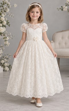 Vestido de niña de flores modesto, color marfil, con estampado floral, corte en A, mangas abullonadas, largo hasta los tobillos y borde festoneado.