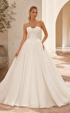 Trägerloses, plissiertes Satin-Ballkleid mit schlichter Kapellenschleppe – Hochzeitskleid
