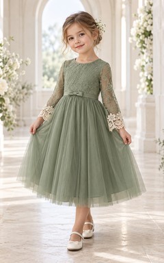 Robe de demoiselle d'honneur mi-longue à manches longues, coupe trapèze, en tulle fleuri sauge, corsage en dentelle et poignets ivoire.