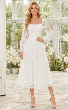 Robe de mariée romantique en dentelle, coupe trapèze, longueur thé, manches longues carrées, style trapèze, ornée de fleurs et de style Heritage.