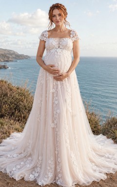Umstandsbrautkleid mit eckigem Ausschnitt, kurzen Ärmeln, floraler Spitze und formeller Schleppe