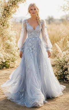 Robe de mariée en tulle bleu pâle à manches longues et col en V, ornée de dentelle florale et de fleurs.