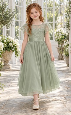 Vestido de niña de flores de corte A, de gasa, con estampado floral verde salvia, mangas con volantes y lazo en la espalda, hasta la rodilla.