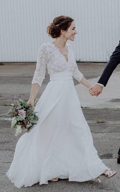 Robe de mariée vaporeuse en mousseline et dentelle, manches 3/4 festonnées et froncées