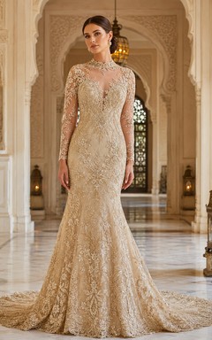 Robe de mariée sirène en dentelle perlée dorée de luxe, col montant, manches longues et effet trompe-l'œil, traîne chapelle, col montant et manches longues.