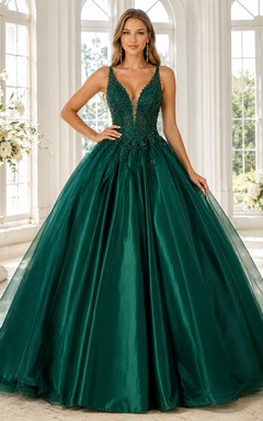 Vestido de fiesta largo hasta el suelo de encaje floral y tul color verde esmeralda oscuro con escote en V, tirantes y espalda en V profunda, ideal para quinceañeras o graduaciones.