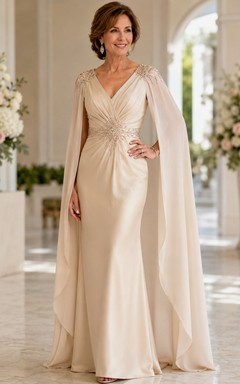 Etuikleid aus Chiffon mit V-Ausschnitt, langen Ärmeln und Cape