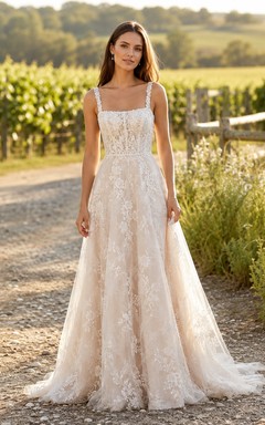 Robe de mariée en dentelle et tulle, coupe trapèze, col en V, sans manches, traîne chapelle, corset lacé au dos.