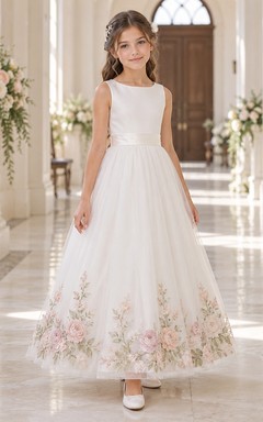 Vestido de niña de flores color marfil, corte en A, tul, largo hasta los tobillos, sin mangas, con cintura elástica y dobladillo bordado con motivos botánicos.