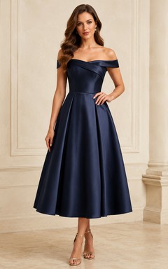 Vestido de cóctel formal vintage de satén azul marino oscuro, largo hasta la rodilla, con hombros descubiertos, ideal para recepciones.