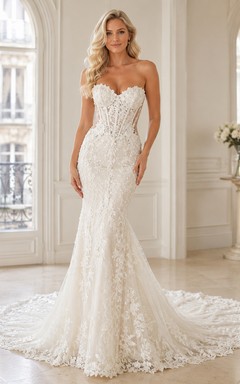Robe de mariée sirène fluide en dentelle, bustier cœur, sans manches, traîne chapelle, ornée d'appliqués floraux.