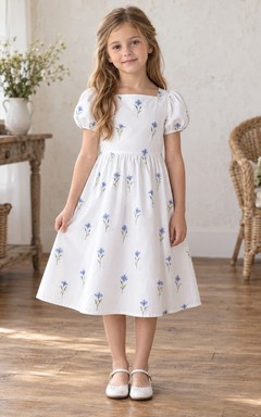 Schlichtes weißes, teelanges Blumenmädchenkleid mit eckigem Ausschnitt, abgerundeten Puffärmeln und verzweigtem, blau-floralem Saum in A-Linie