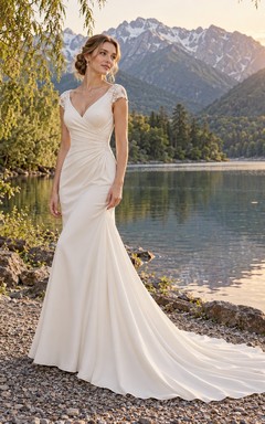 Schlichtes Brautkleid im Meerjungfrauenstil mit V-Ausschnitt, kurzen Ärmeln und Drapierung