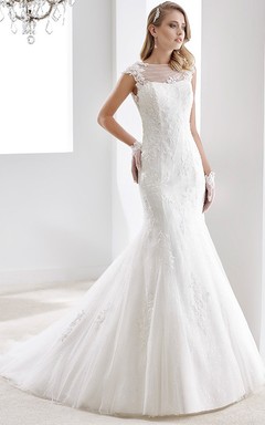 Vestido de novia de corte A con escote corazón, fruncido, decoración de cuentas y corpiño plisado.