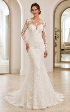 Vestido de novia romántico de encaje con cuello alto, escote corazón, forro, corte sirena y cola larga hasta el suelo.