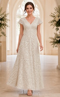 Vestido de novia de talla grande con escote en V discreto, encaje fino y mangas cortas, corte en A