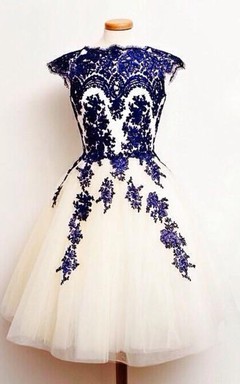 Kurzes, hochgeschlossenes Tüll-Minikleid mit Applikationen und kurzen Ärmeln