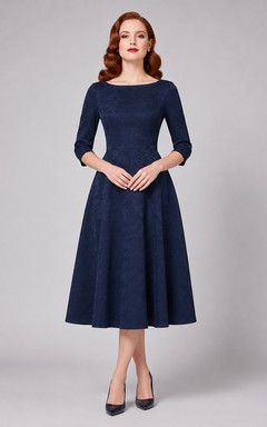 Vestido formal vintage de satén azul marino oscuro, largo hasta la rodilla, con mangas tres cuartos y escote barco.