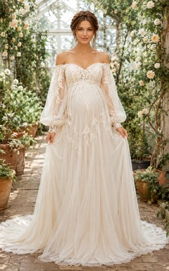 Vestido de novia premamá con escote Bardot, manga larga, encaje, corte en A y romántica cola de tul.