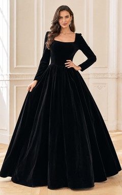Vestido largo de terciopelo negro con cuello cuadrado y mangas largas