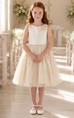 Vestido de niña de flores de tul y encaje con corte en A, mangas cortas, cuello redondo y falda a la altura de la rodilla.
