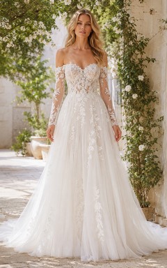 Robe de mariée bohème en dentelle florale, épaules dénudées, manches longues, coupe trapèze, traîne courte, épaules courtes et épaules dénudées.