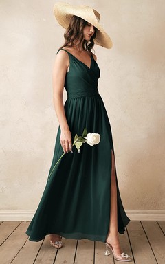 Robe de demoiselle d'honneur élégante en mousseline de soie, coupe trapèze, sans manches, col en V et longueur cheville, ornée de fronces.
