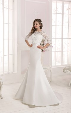 Langes Meerjungfrauenkleid mit halblangen Ärmeln, Spitzenoberteil und Kristallverzierungen, ideal für die Mutter der Braut