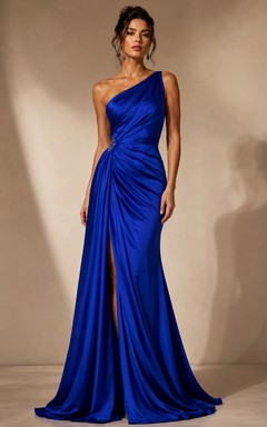 Robe de soirée bleu roi asymétrique à une épaule, drapée avec élégance et ornée de cristaux sur le côté.