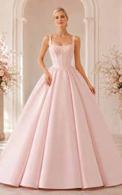 Vestido de novia de gala con corsé de satén rosa perla con escote cuadrado y cola de capilla.