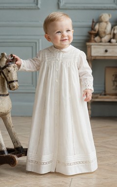 Elfenbeinfarbenes, langärmeliges, traditionelles Taufkleid mit Biesen und Spitze für Jungen