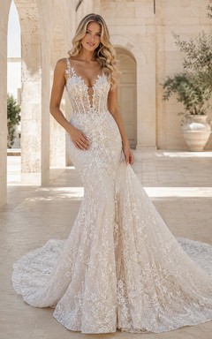 Robe de mariée sirène sans manches en dentelle majestueuse, décolleté en V profond, traîne chapelle et applications florales. Galerie Bridal.