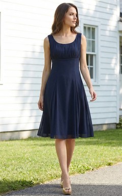 Knielanges Chiffonkleid mit tiefem Ausschnitt und Falten
