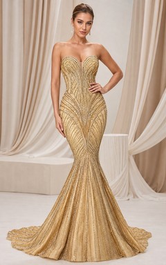 Glamouröses, goldfarbenes, trägerloses, perlenbesetztes Meerjungfrauen-Abendkleid mit dramatischer Schleppe