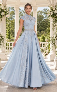 Elegantes, himmelblaues, bodenlanges Ballkleid aus Spitze mit hohem Kragen und kurzen Ärmeln
