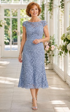 Stahlblaues, elegantes Cocktailkleid in Teelänge mit U-Boot-Ausschnitt, kurzen Ärmeln, Spitze und ausgestelltem Rock – perfekt für die Großmutter der Braut