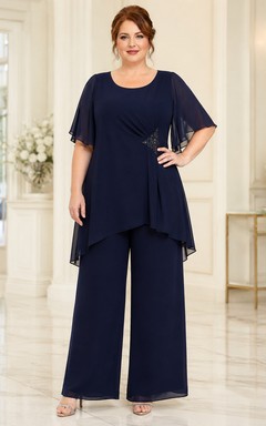 Dunkelblauer Chiffon-Hosenanzug in großen Größen mit weitem Bein, Rundhalsausschnitt, flatternden Ärmeln und asymmetrischem Schnitt – ideal für die Mutter der Braut.